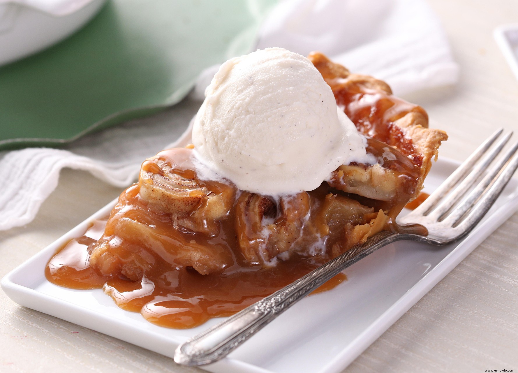 Pastel de manzana con rollo de canela 