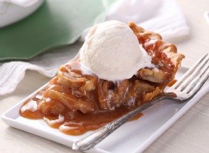 Pastel de manzana con rollo de canela 