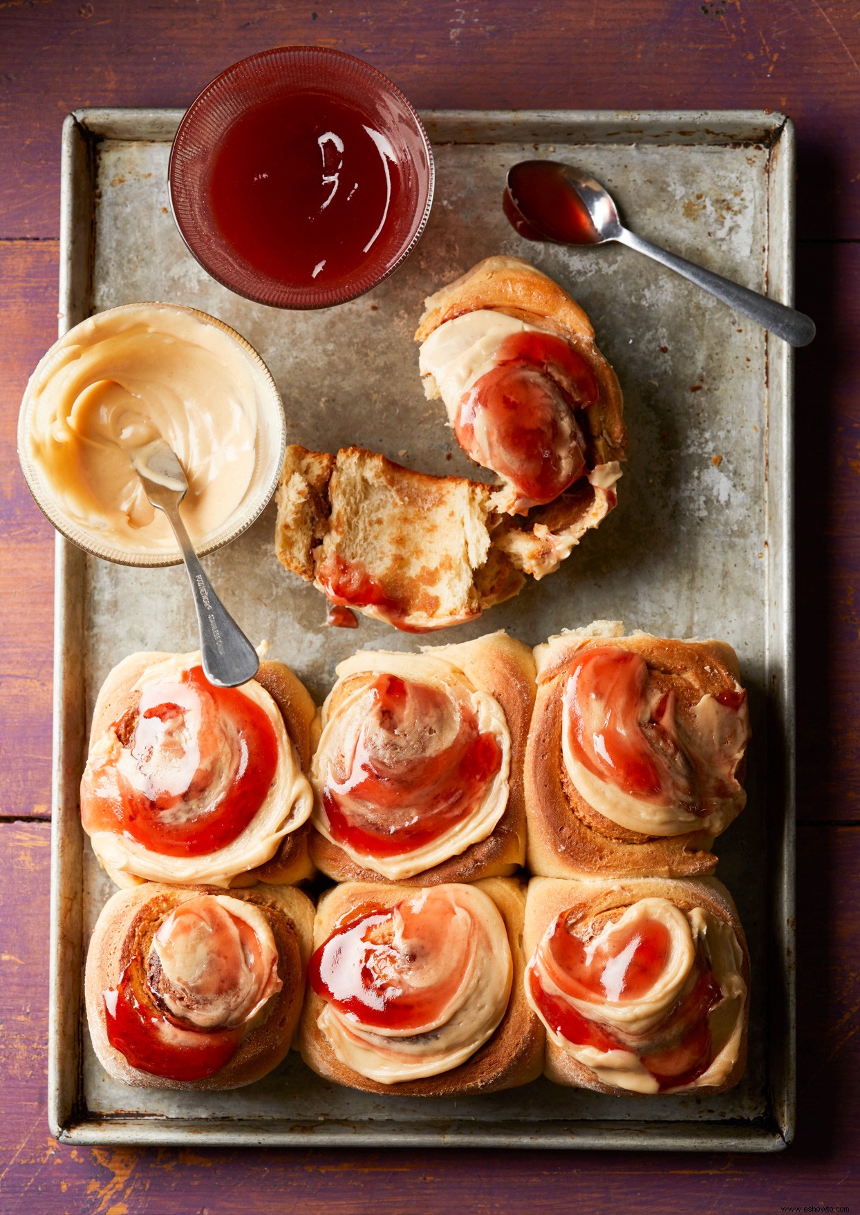 Panecillos de desayuno con mantequilla de maní y mermelada 