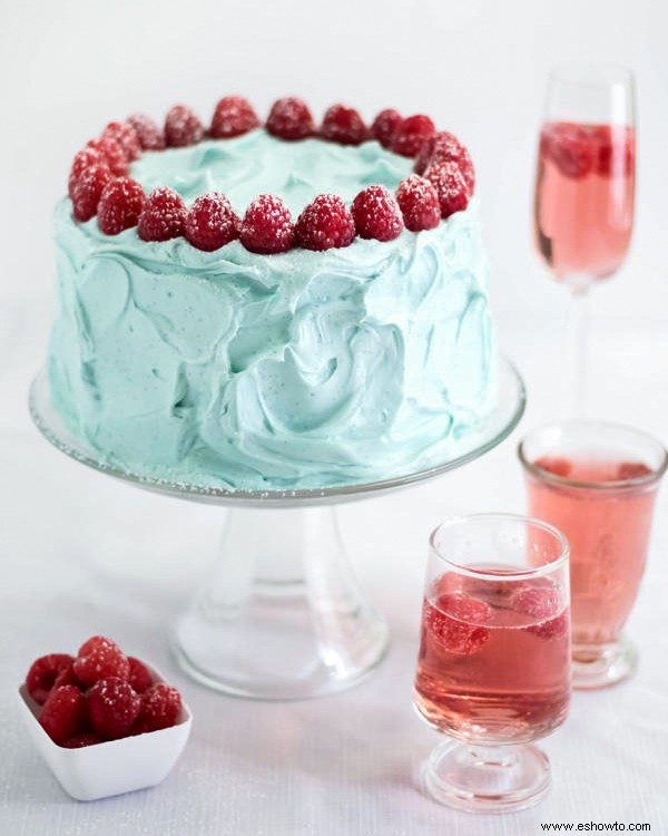 Pastel rosado de frambuesa con crema de mantequilla de vainilla 