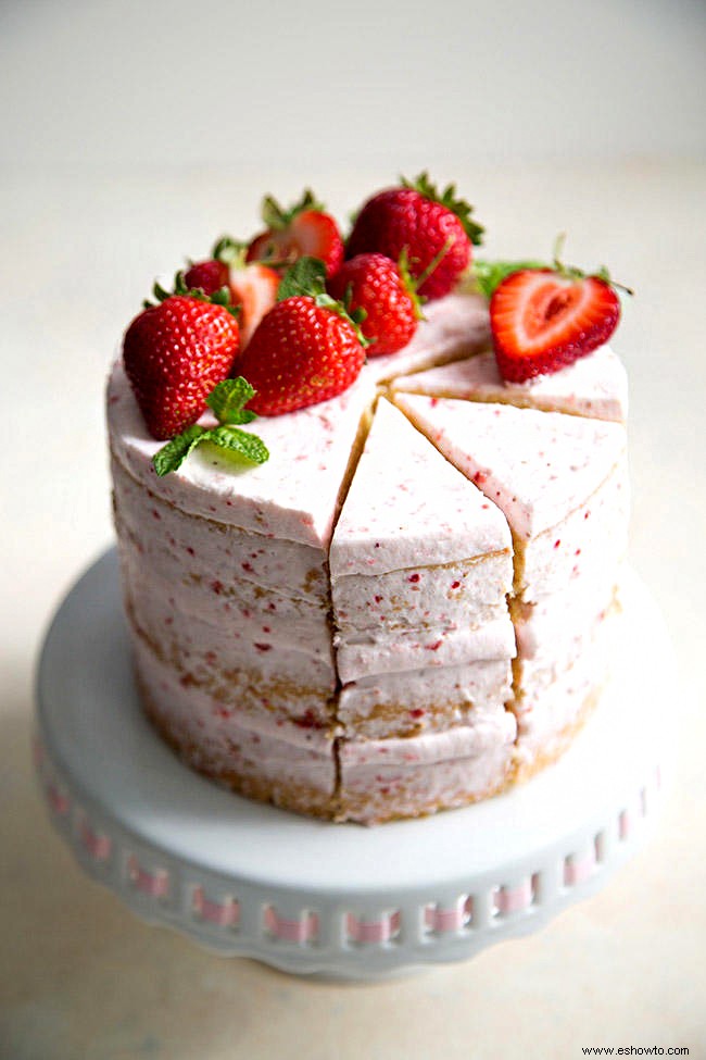 Pastel desnudo de fresa, limón y aceite de oliva 