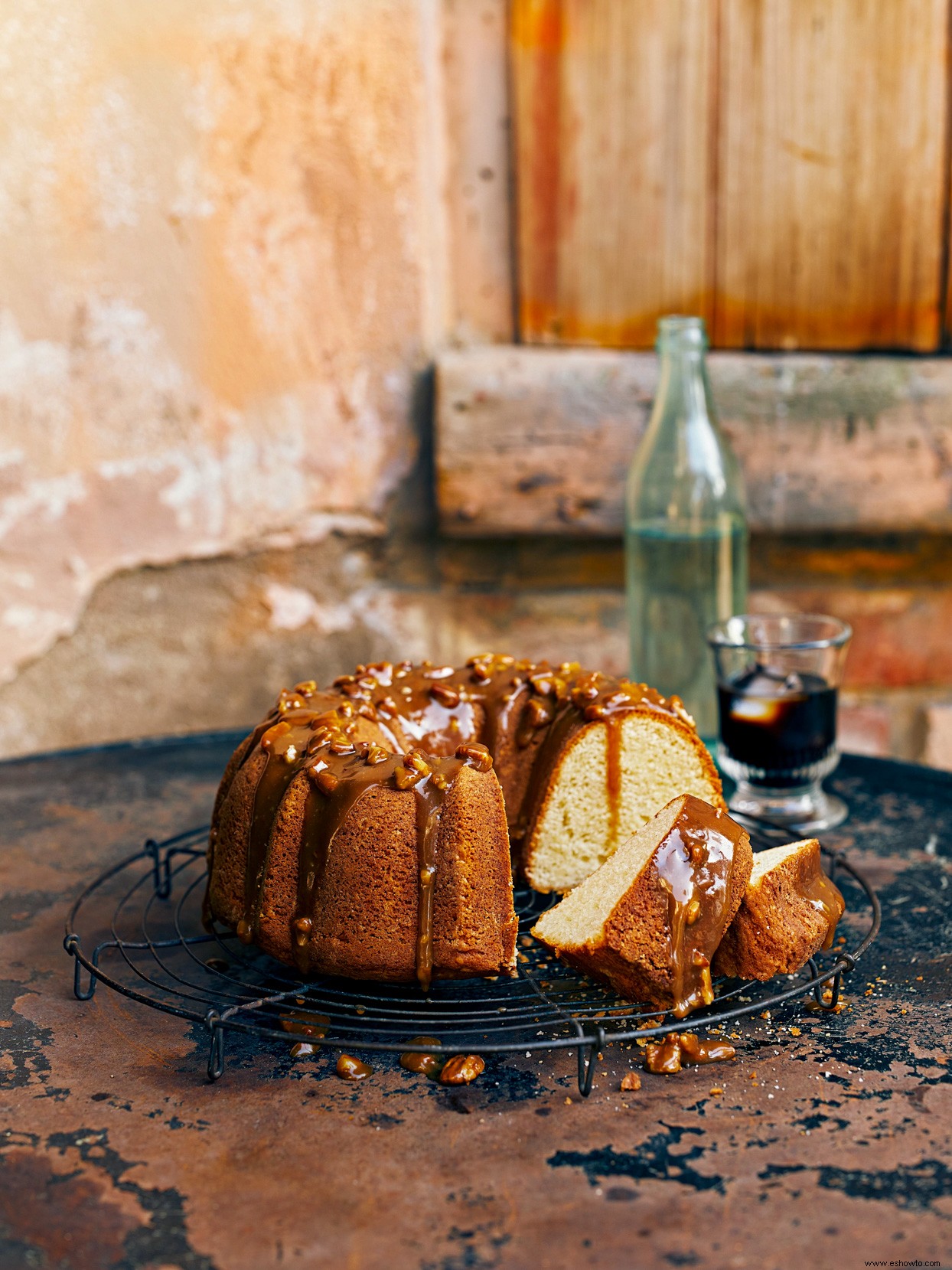 Pastel de vainilla con glaseado de praliné de nuez 