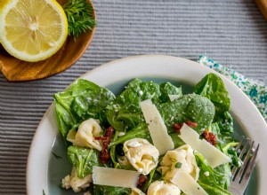 Ensalada Griega de Espinacas y Tortellini: Receta Rápida y Saborosa en 15 Minutos