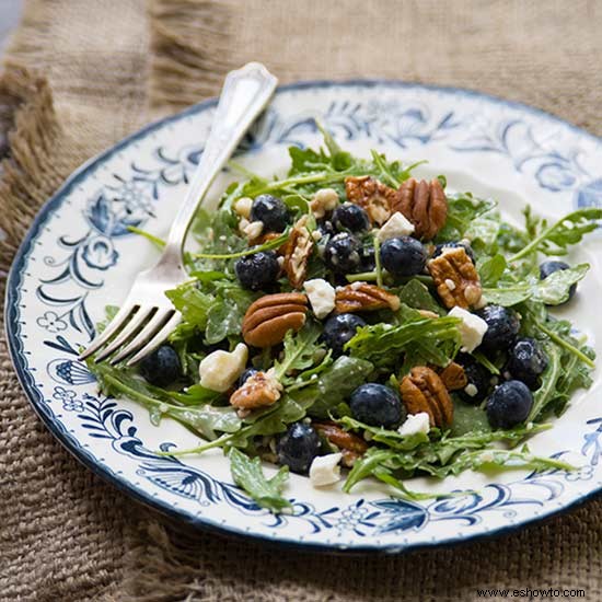 Ensalada de rúcula con nueces y arándanos 