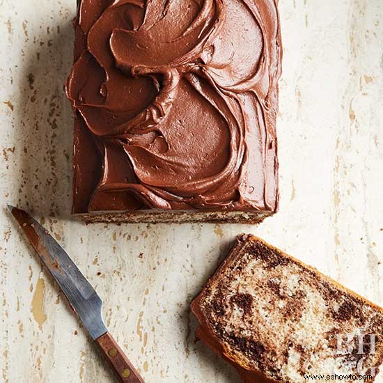 Pastel de pan de mármol de chocolate con glaseado de chocolate 
