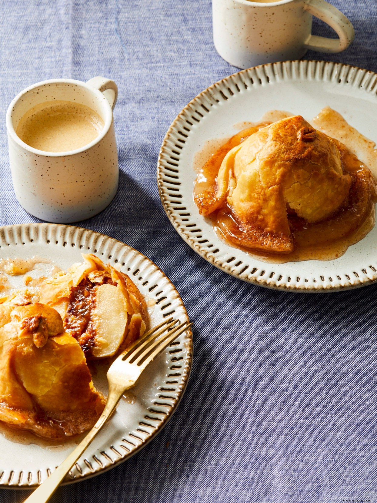 Bolas de masa hervida de manzana al horno con relleno de nueces y caramelo 