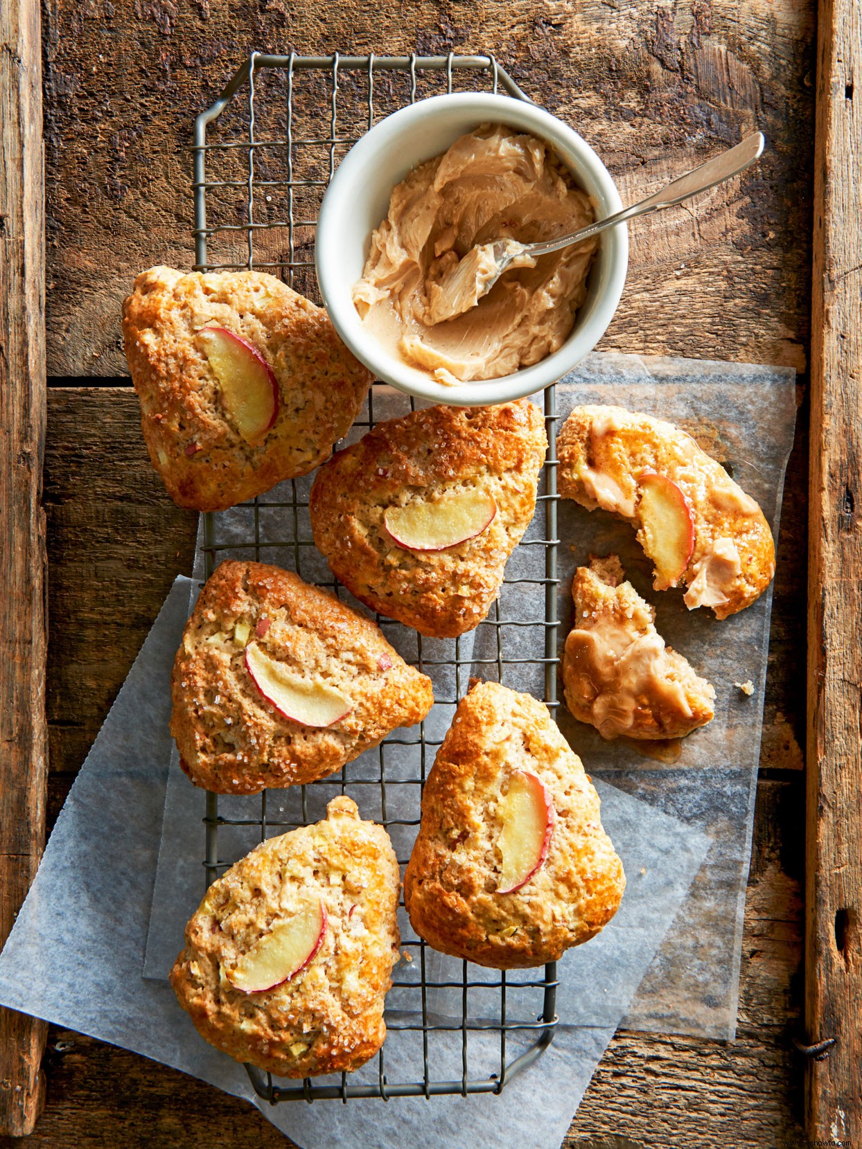 Scones de manzana con mantequilla de arce especiada 