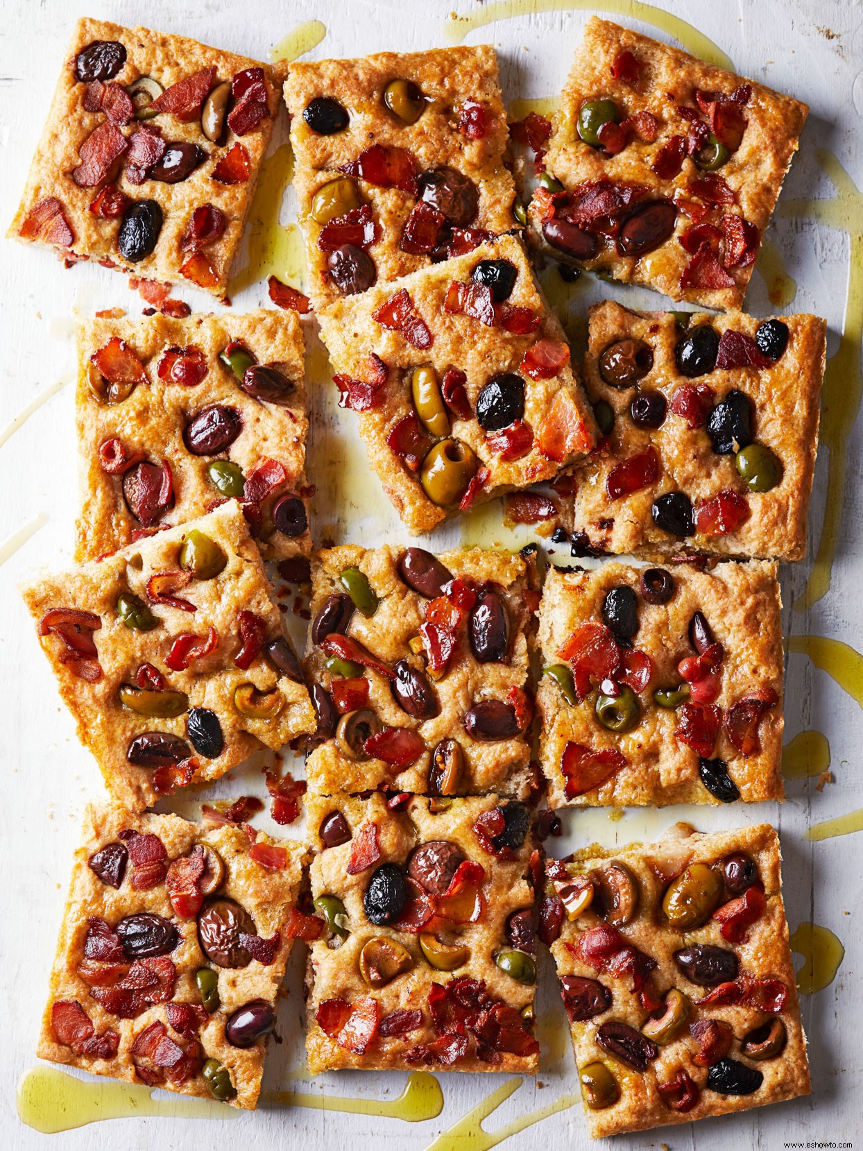 Focaccia fácil de tocino y aceitunas 