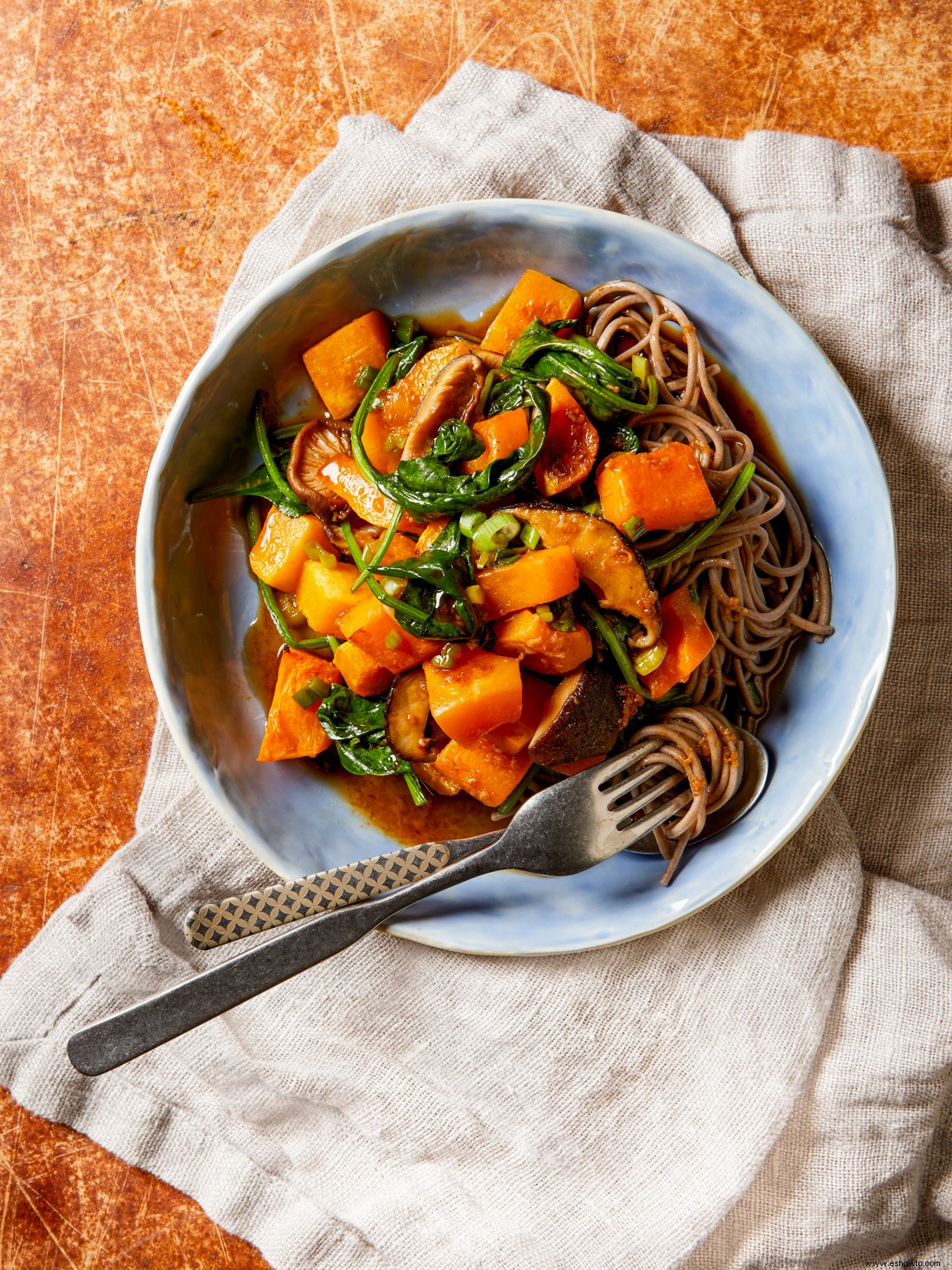 Tazón de fideos con calabaza y champiñones 