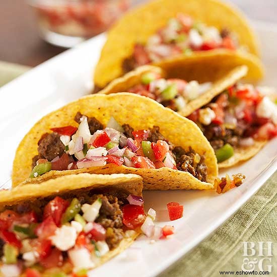 Tacos besados ​​con cerezas con salsa de queso feta 