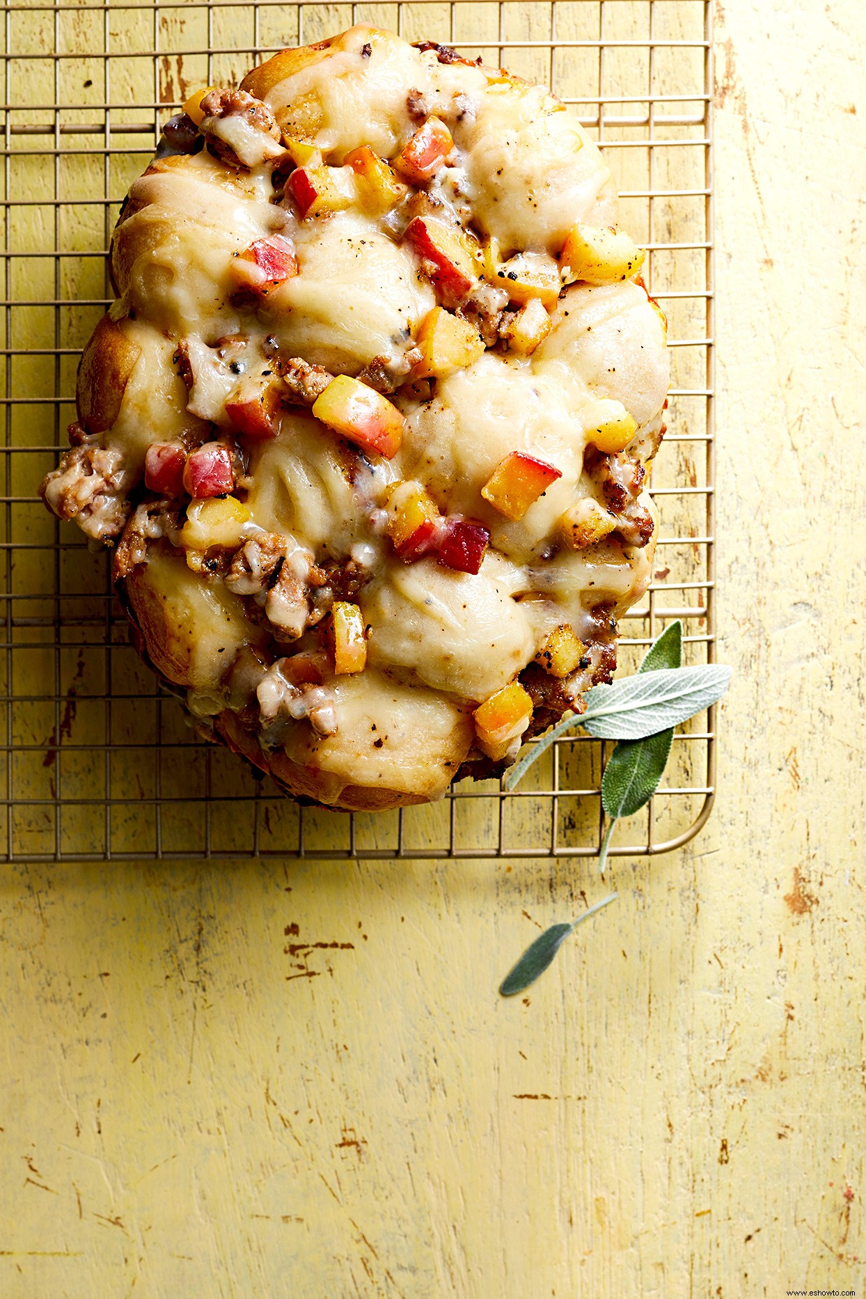 Pan de mono con salchicha, manzana y queso cheddar 