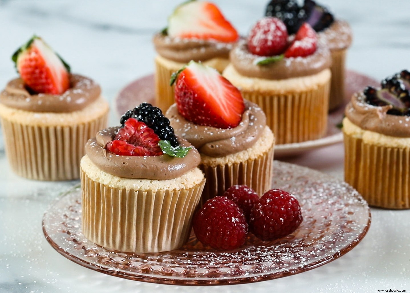 Cupcakes de comida de ángel con glaseado de chocolate y avellanas 