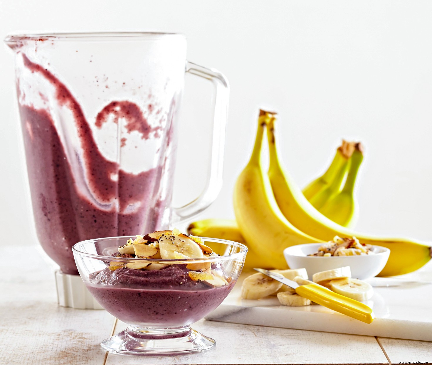 Tazones de batido de bayas y plátano 