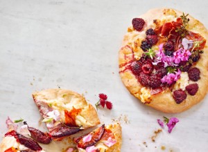 Pizzas de ricotta con bayas y frutas de hueso 