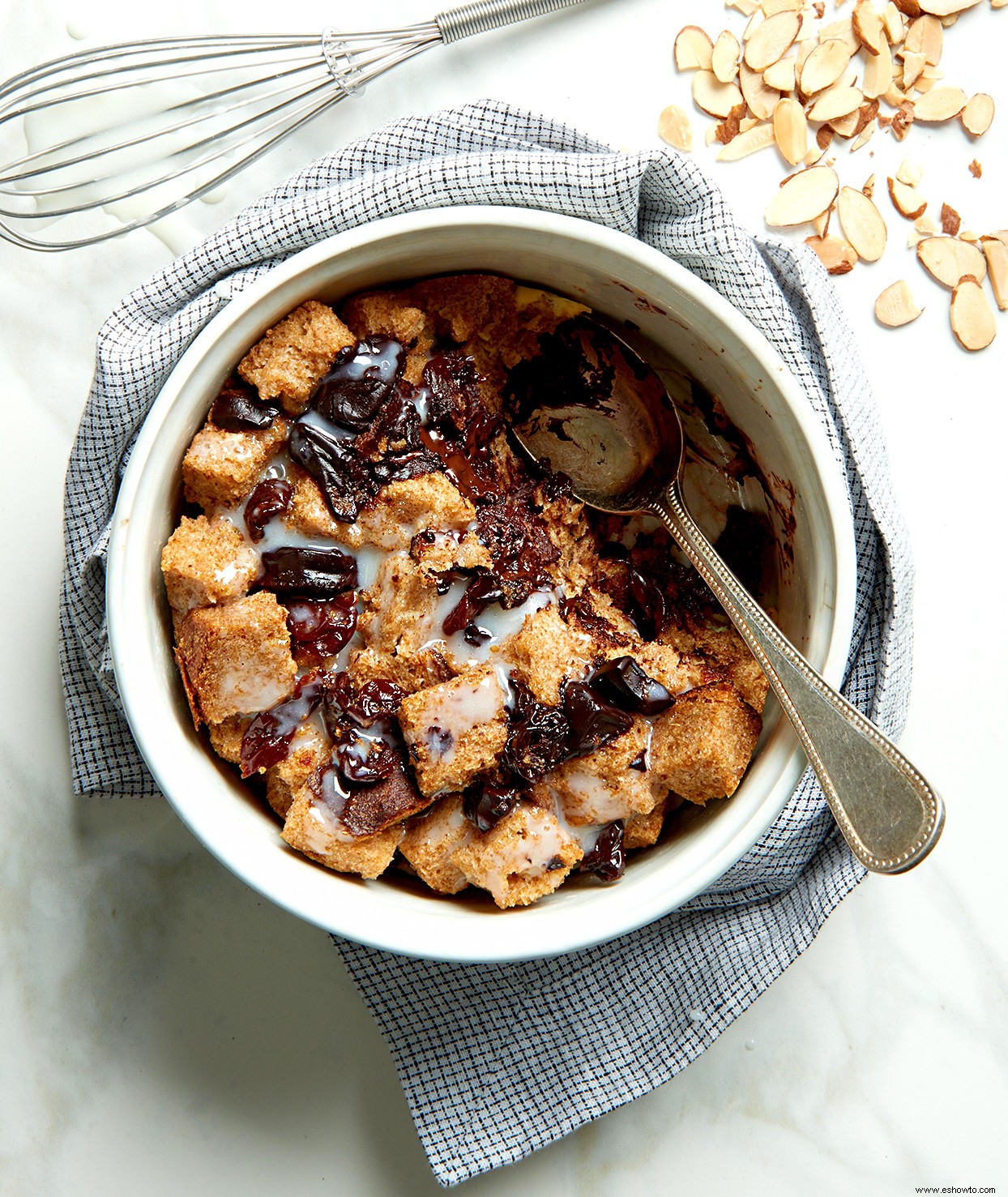 Pudín de pan con chocolate y cerezas en olla a presión 