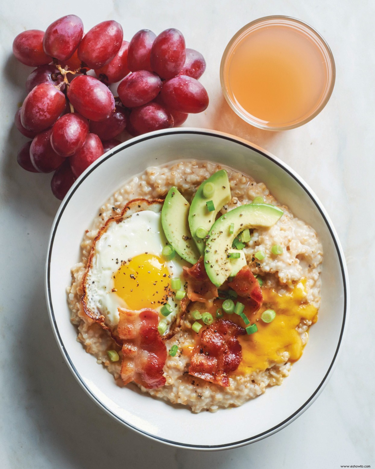 Tazón de desayuno de tocino y huevos de olla a presión 