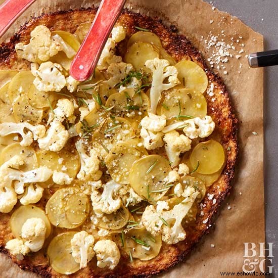 Pizza de coliflor y patata con masa de coliflor 