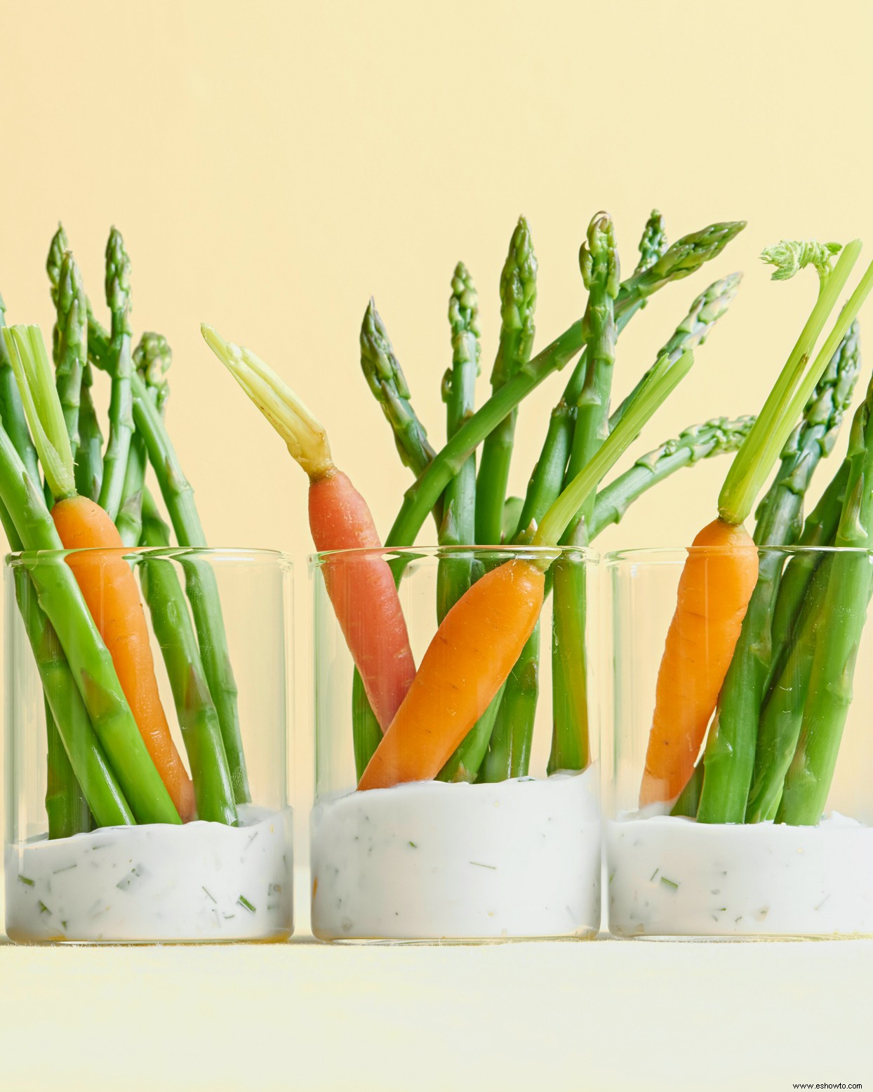 Tazas de verduras y salsas 