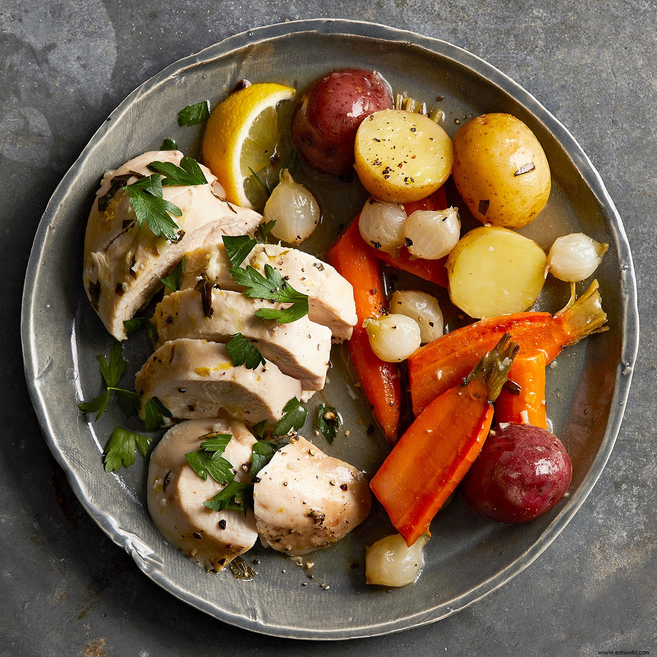 Cena de pollo a la francesa en una olla 