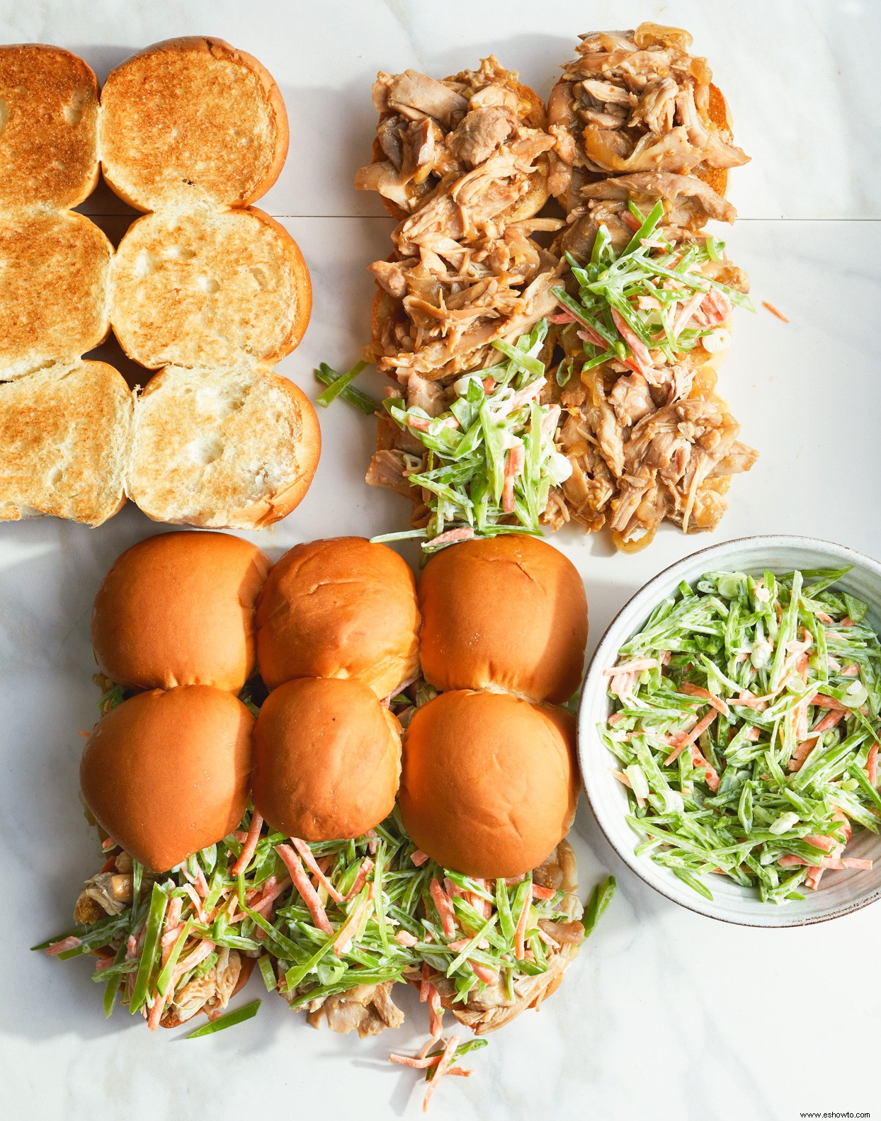 Hamburguesas de pollo al estilo asiático con ensalada de arvejas chinas 