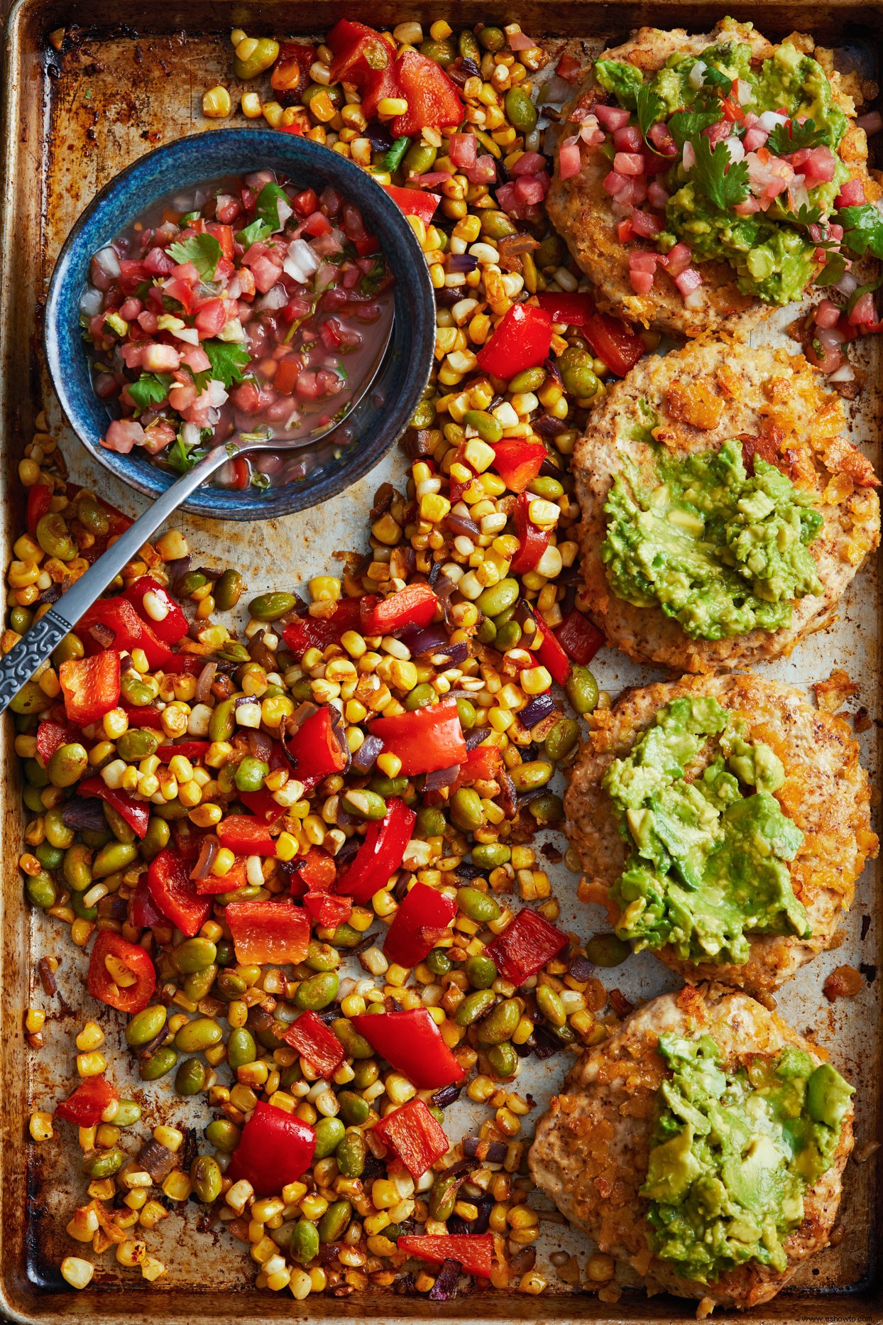 Hamburguesas De Pollo Con Succotash Ahumado 