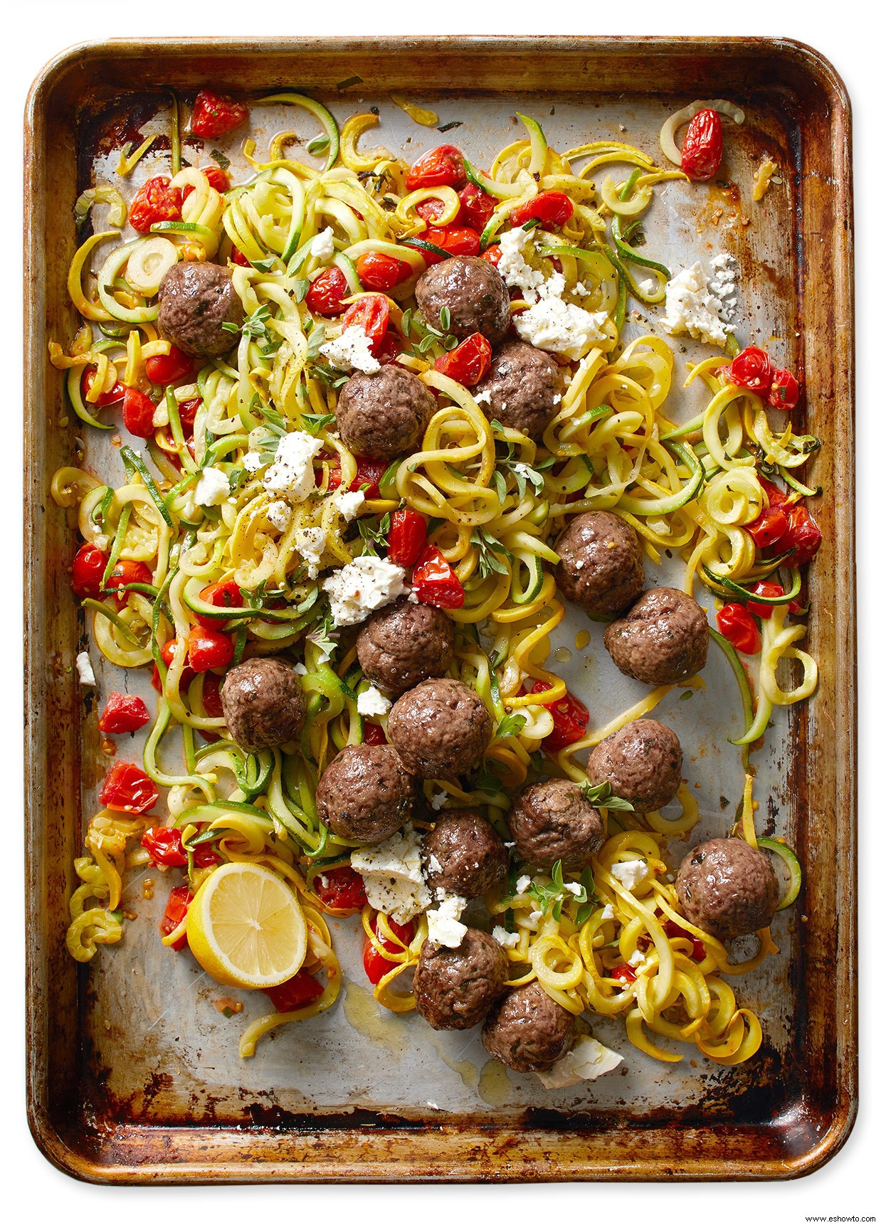 Albóndigas griegas con fideos de calabaza y tomates 