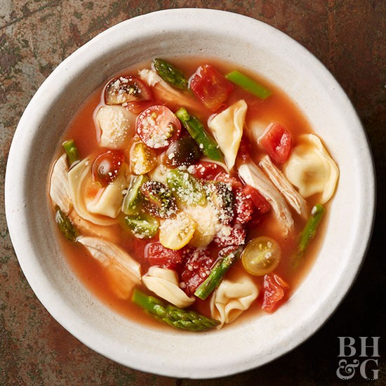 Sopa de pollo desmenuzado y tortellini 