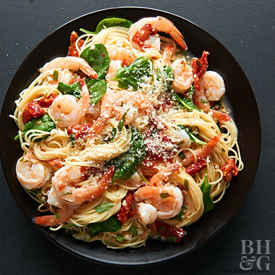 Pasta De Camarones Al Ajillo Con Salsa De Estragón Y Vino 