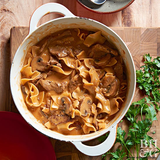 Stroganoff de carne ahumada con champiñones cremini 