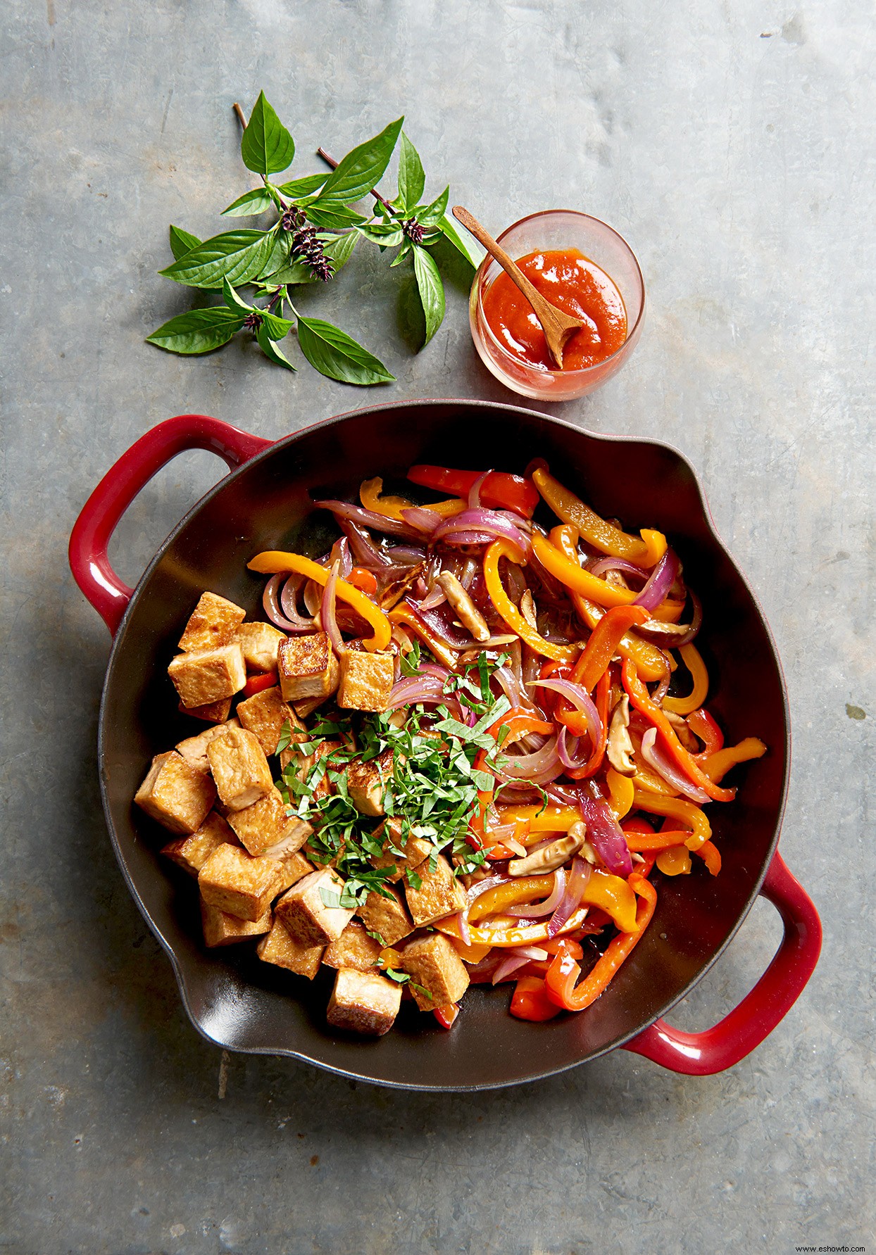 Salteado de tofu caramelizado y albahaca tailandesa 