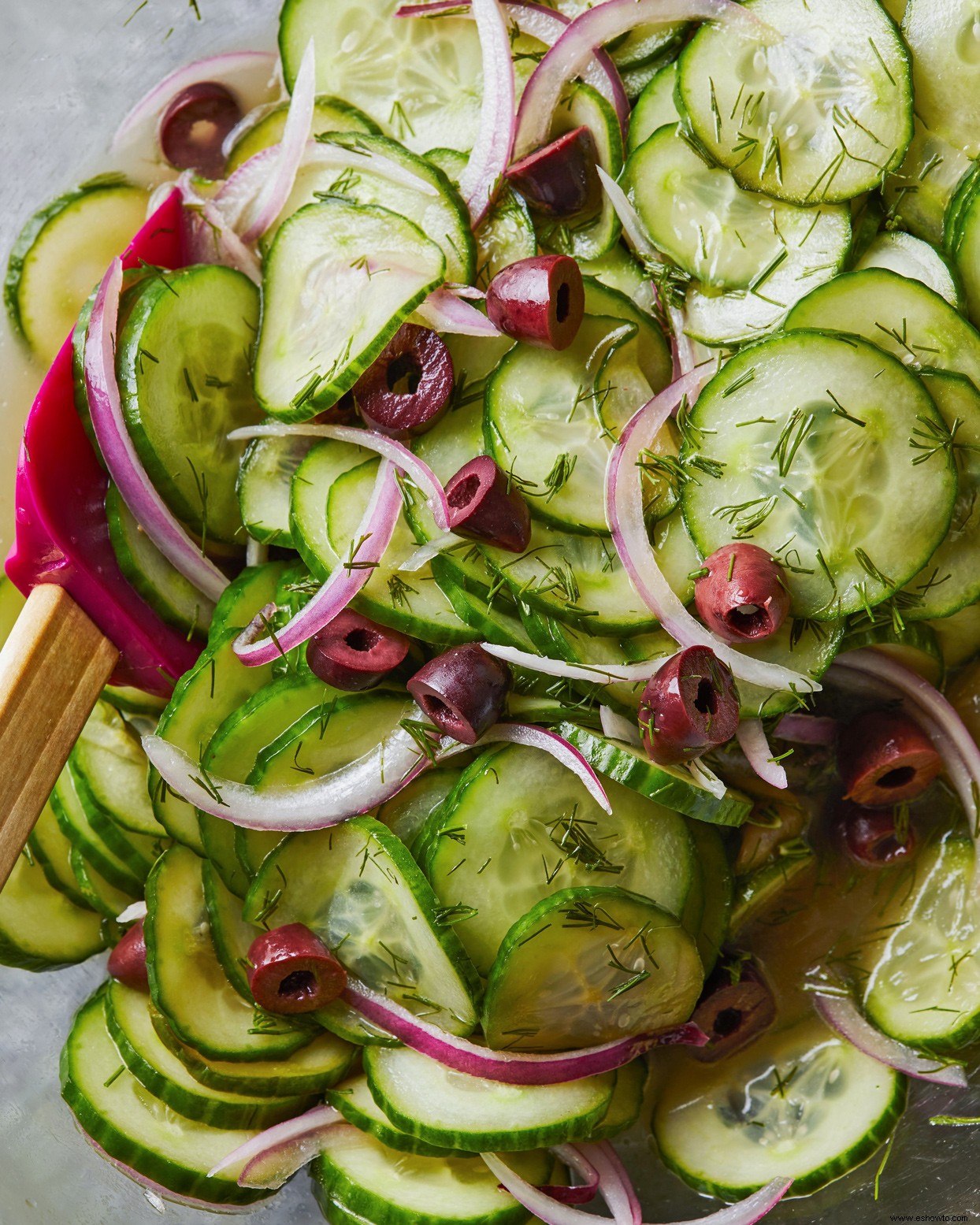 Ensalada de pepino, aceitunas y eneldo 