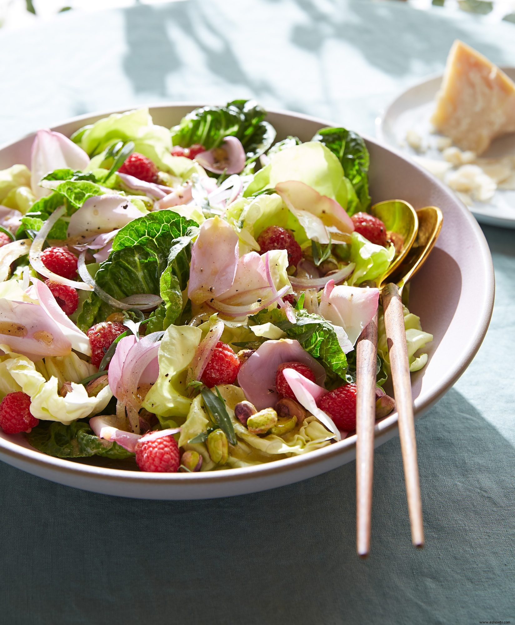 Ensalada de rosas, frambuesas y pistachos 