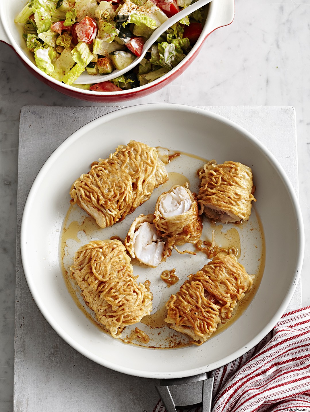 Bacalao envuelto en ramen con ensalada picada 