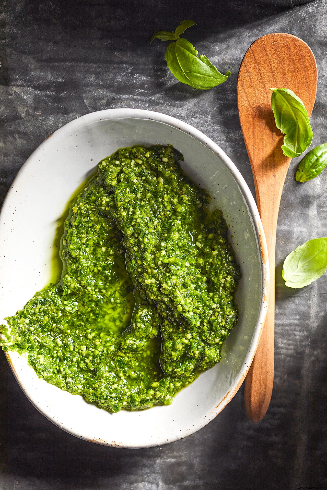 Escapo de ajo y pesto de albahaca 