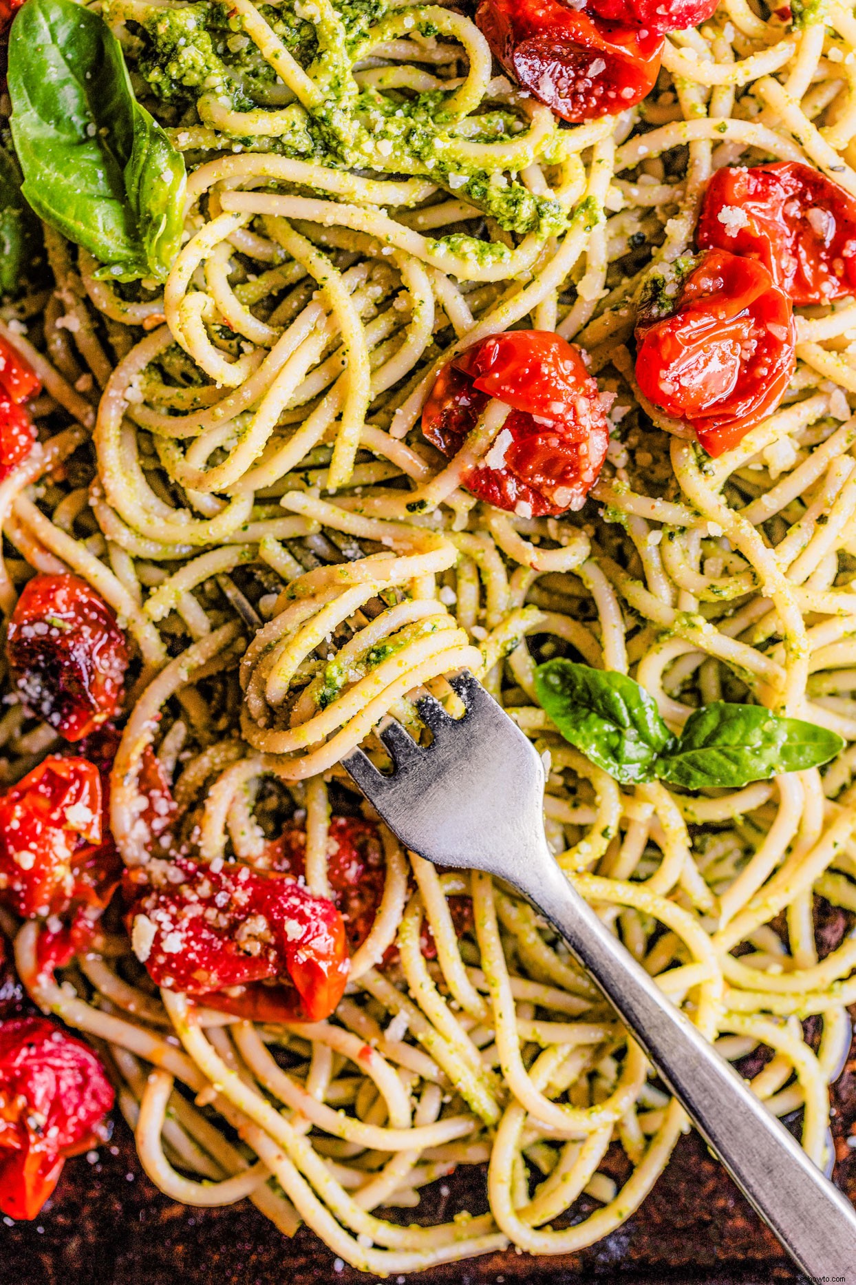 Pasta con Tomates Asados ​​y Pesto de Rúcula 