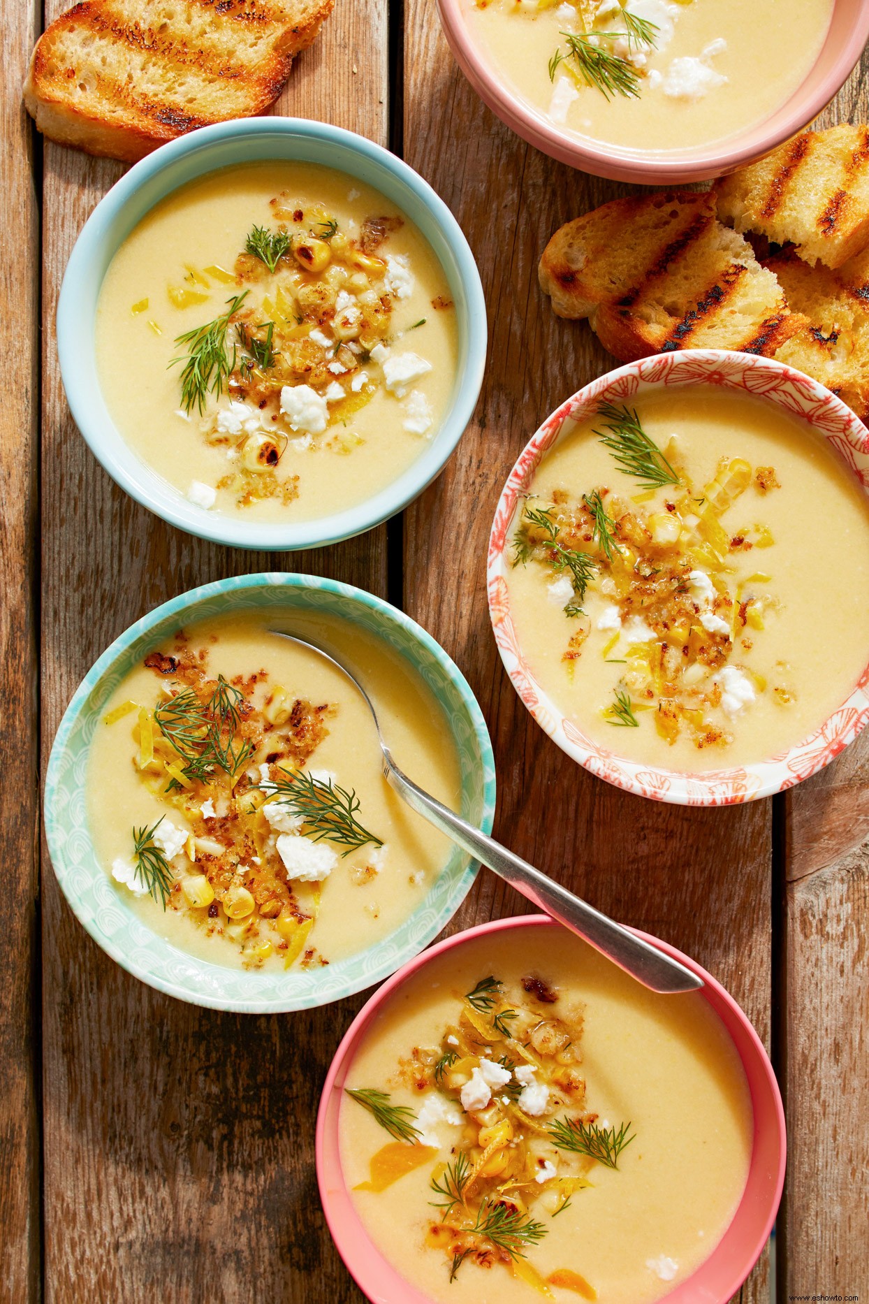 Sopa de Maíz Fría con Maíz Crujiente y Panko Topper 