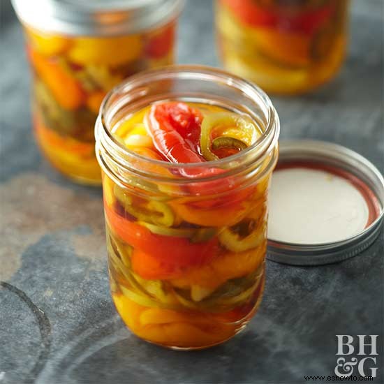 Pimientos dulces y picantes en escabeche 