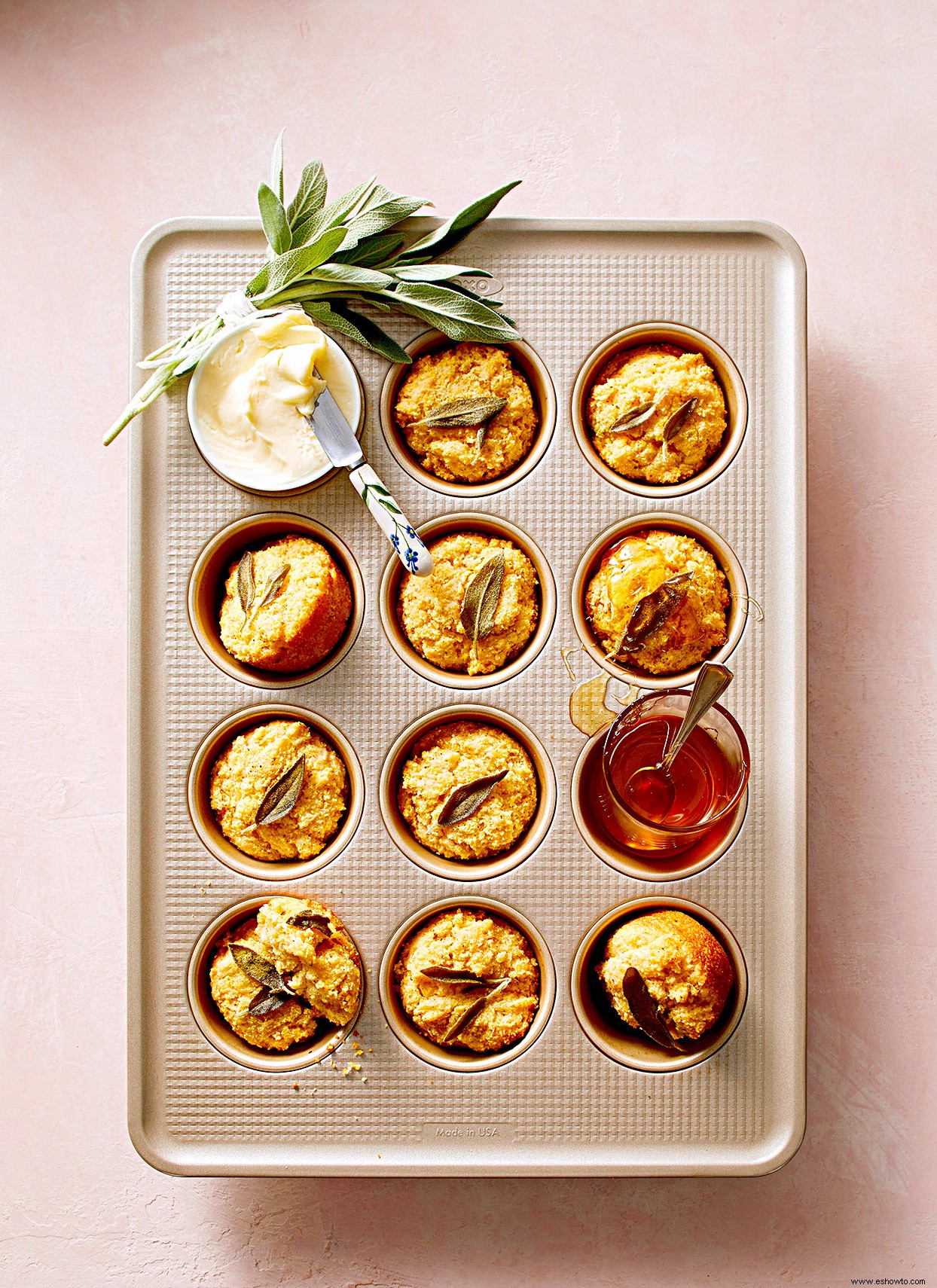 Muffins de harina de maíz con salvia y mantequilla marrón 