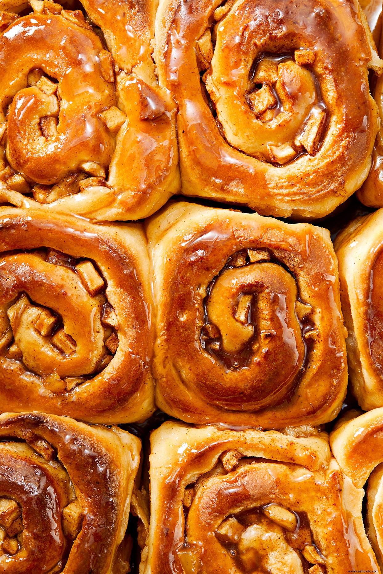 Rollos de canela con manzana y caramelo 