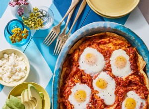Cazuela de Chilaquiles para Desayuno: Receta Mexicana Fácil para 8 Personas