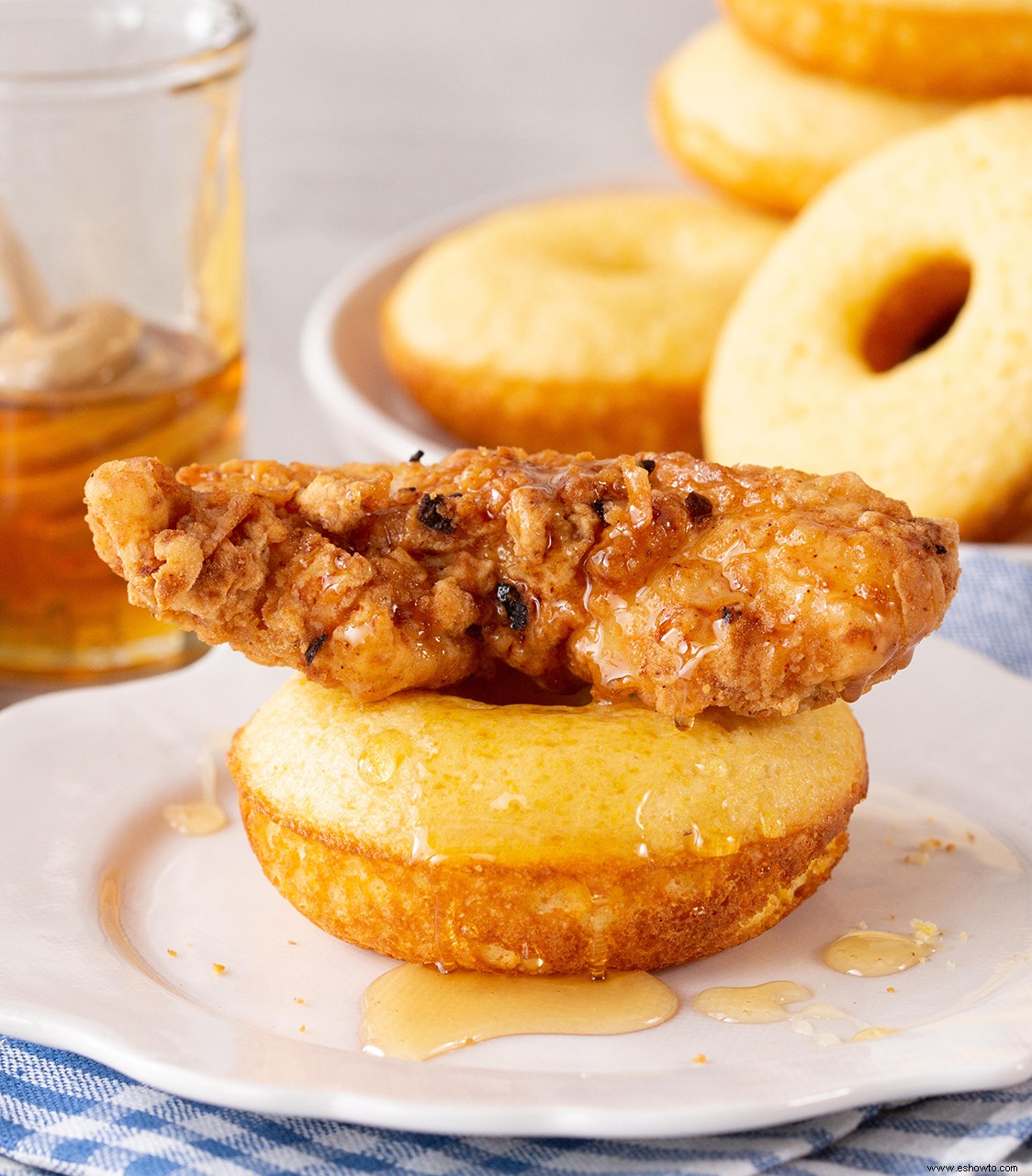 Rosquillas De Pan De Maíz Con Pollo Frito 