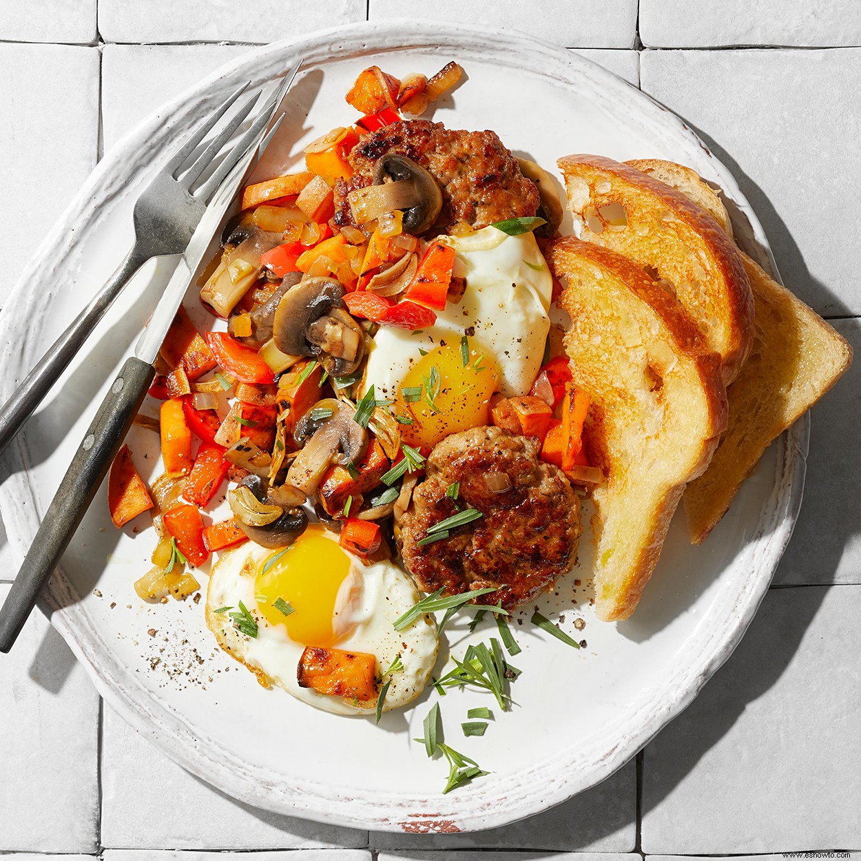 Huevos fritos, picadillo y salchicha 