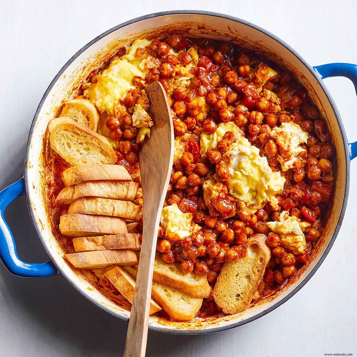 Garbanzos en Salsa Harissa con Huevos Revueltos 