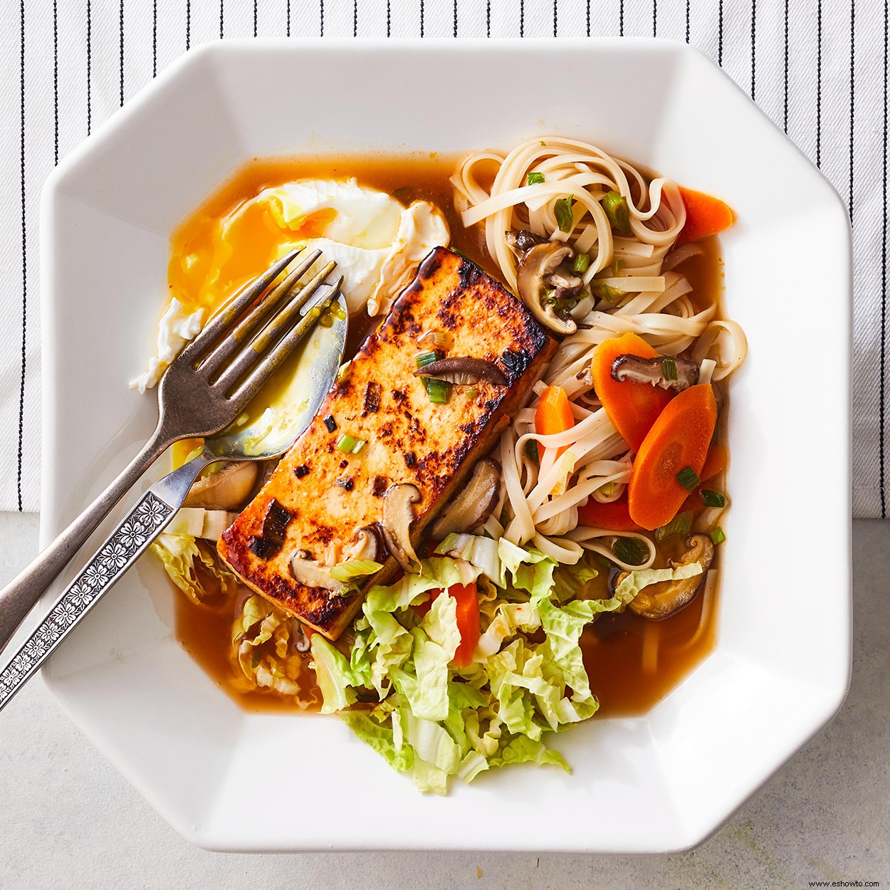 Tazón de fideos con tofu y huevo escalfado 