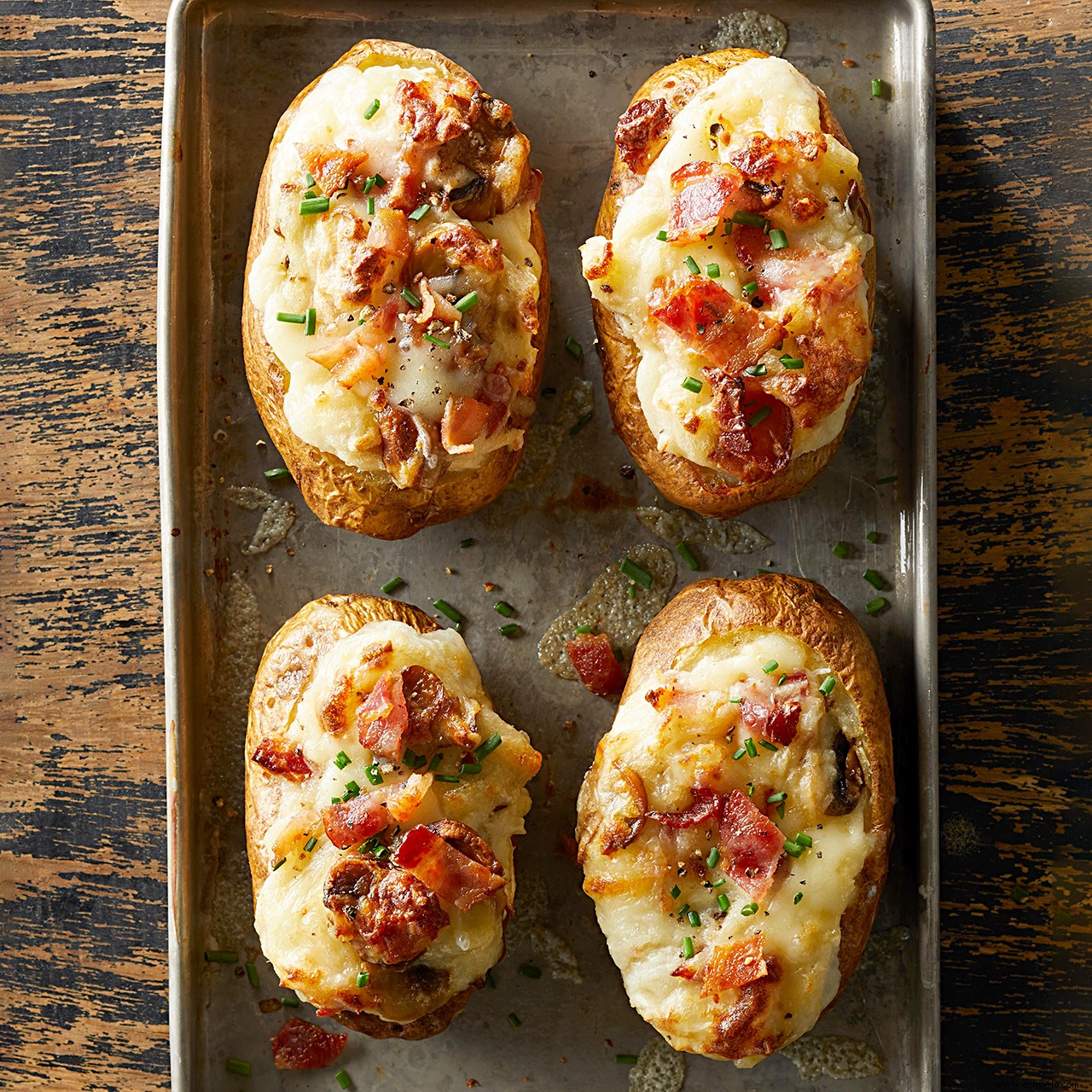 Papas al horno dos veces con champiñones y tocino 