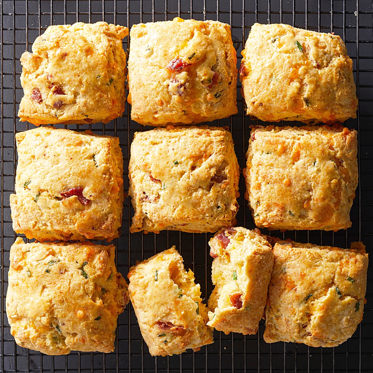 Galletas de harina de maíz con tocino y queso cheddar 