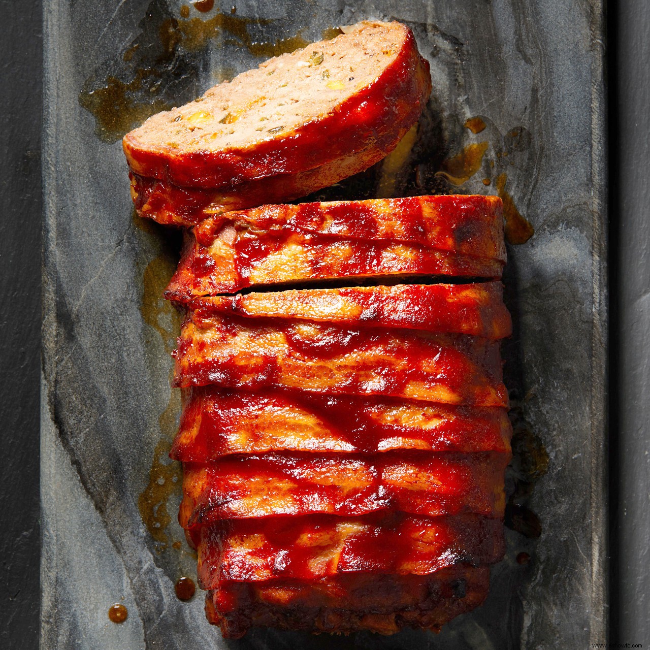 Pastel de carne envuelto en tocino con queso 