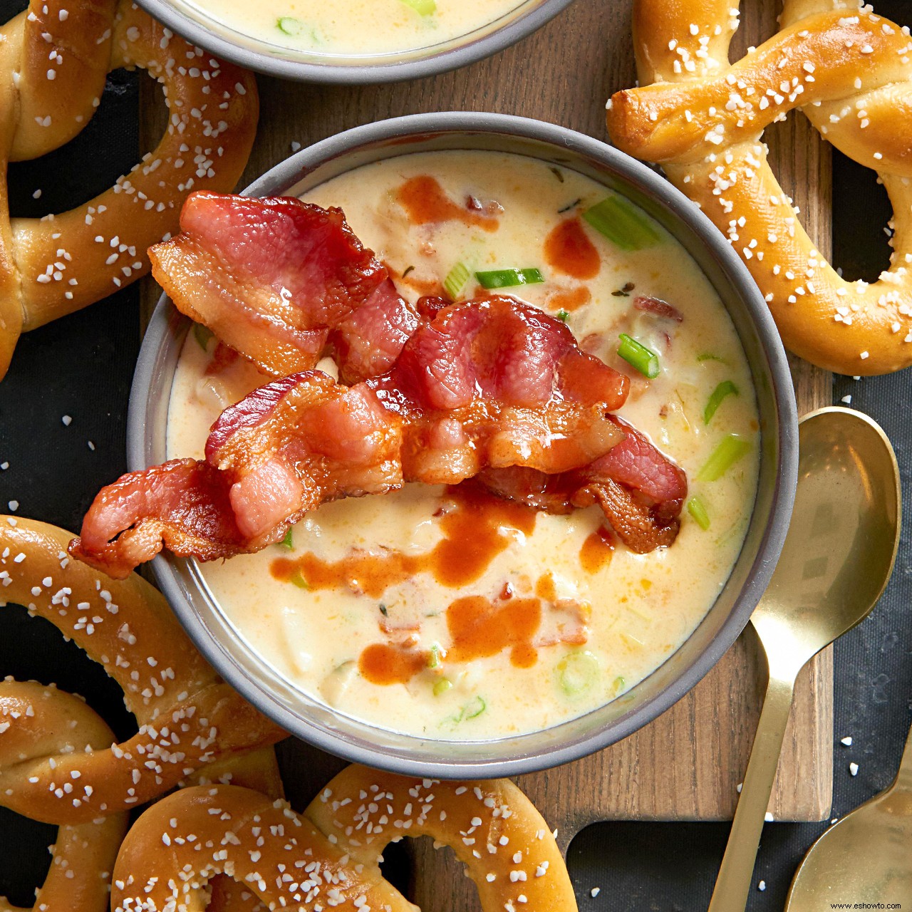 Sopa de tocino y cerveza con queso 