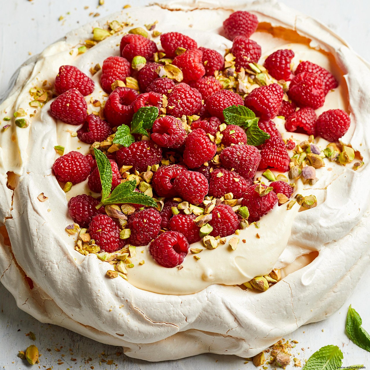 Pavlova de crema de limón con bayas 