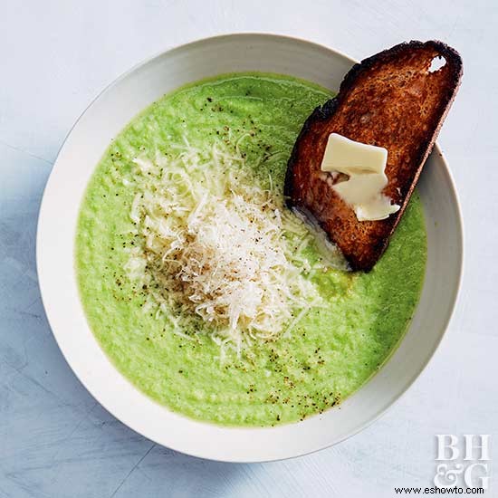 Sopa de brócoli y guisantes con queso 